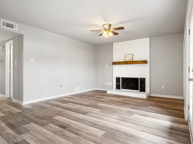 208 Wilshire Dr #208A — Photo 1