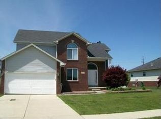52523 Robins Nest Dr, Chesterfield, MI 48047