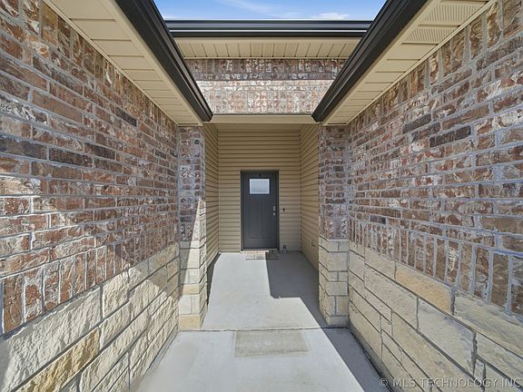 3rd image of 3306 Rushmore Cir