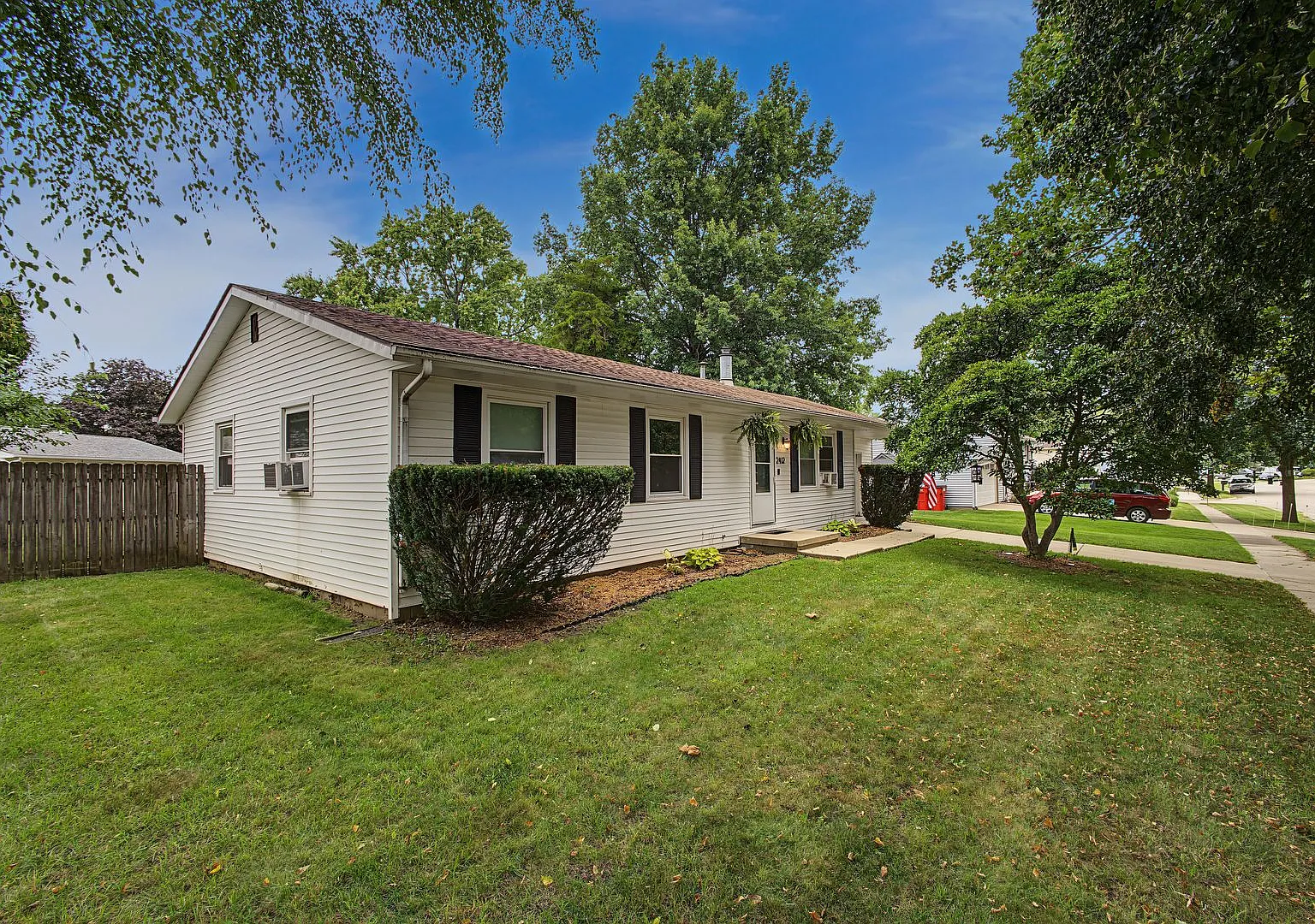 Coming Soon! Southwest Champaign 3-Bedroom, 1.2-Bath Home For Rent — Photo 4
