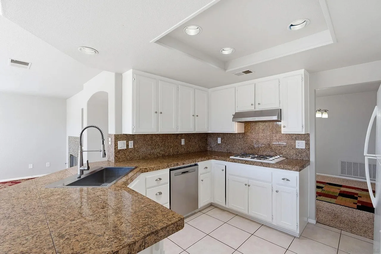 3 bed, 2236 sqft, $4,550 — Photo 3