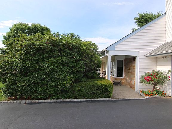 3rd image of 3 Pembrook Dr