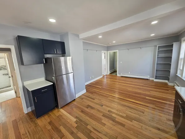  329 Mowry St 1stFlr 3B/1B PrivEntry Hardwoods LaundryHook-Ups CatsOK, 329-331 Mowry St #1, Woonsocket, RI 02895