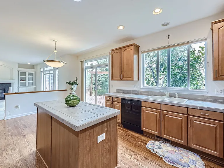 1009 Topaz St — Photo 4