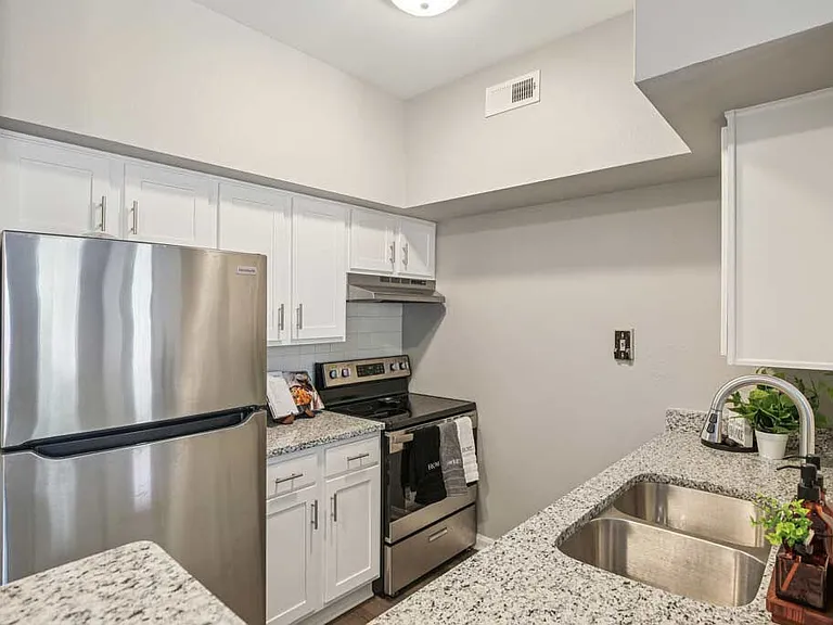 Glendale at the Mansion Apartments — Photo 3