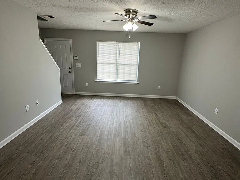 142 Point Place Dr — Photo 1