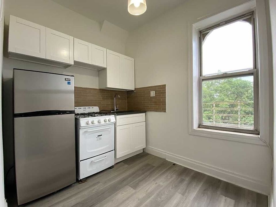 2nd image of 606 56th St #D1