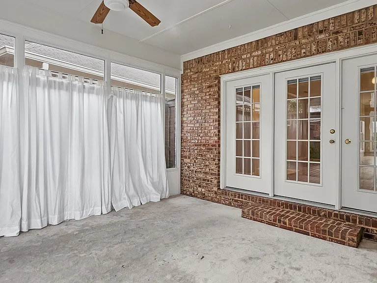 141 Canterbury Dr — Photo 20