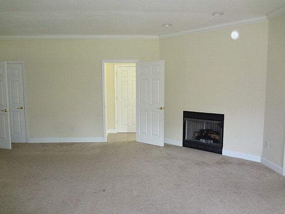 4th image of 325 River Oaks Dr