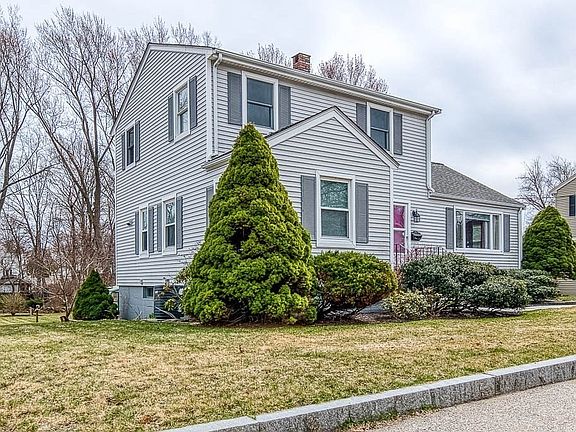 3rd image of 18 Howie Rd