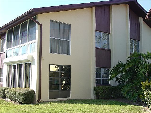 1525 SF Of Lake Front Living