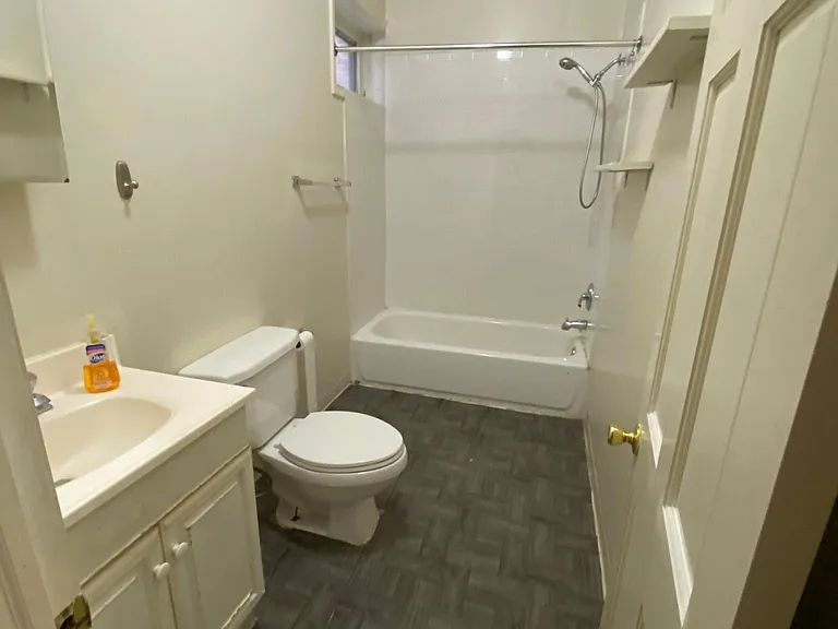 SPACIOUS BATHROOM