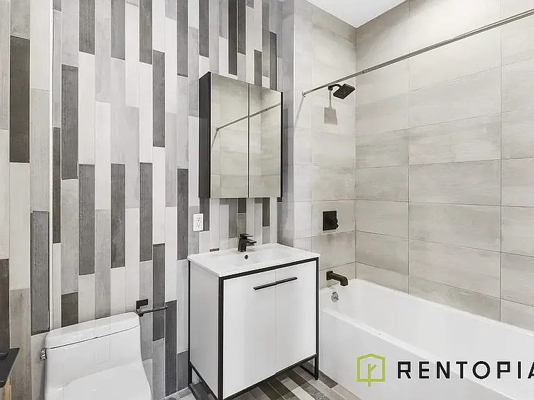 924 De Kalb Ave #401M — Photo 5