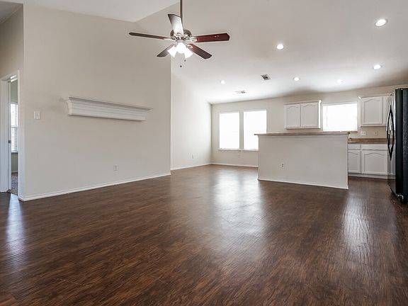 4th image of 913 Honey Locust Ln