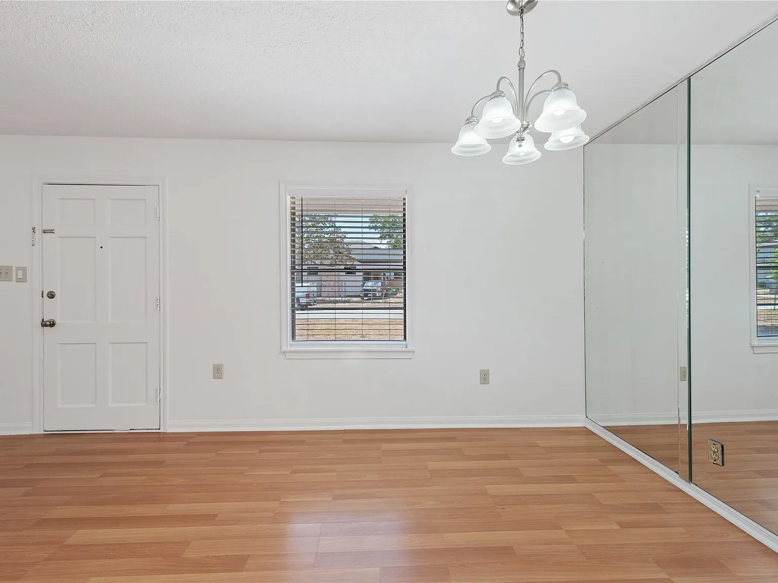 3 bed, 2.0 bath, 1156 sqft, $2,045 — Photo 4