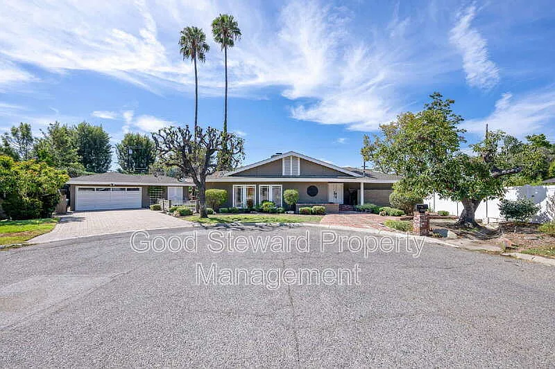 13532 Flint Dr
