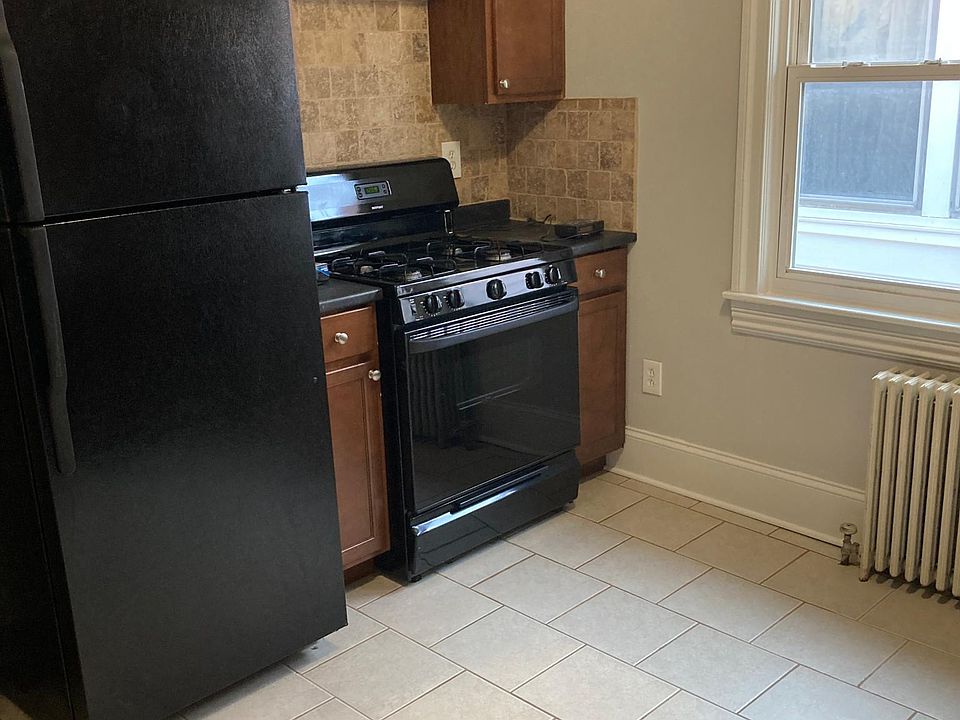 1st image of 242 N Park Ave #4
