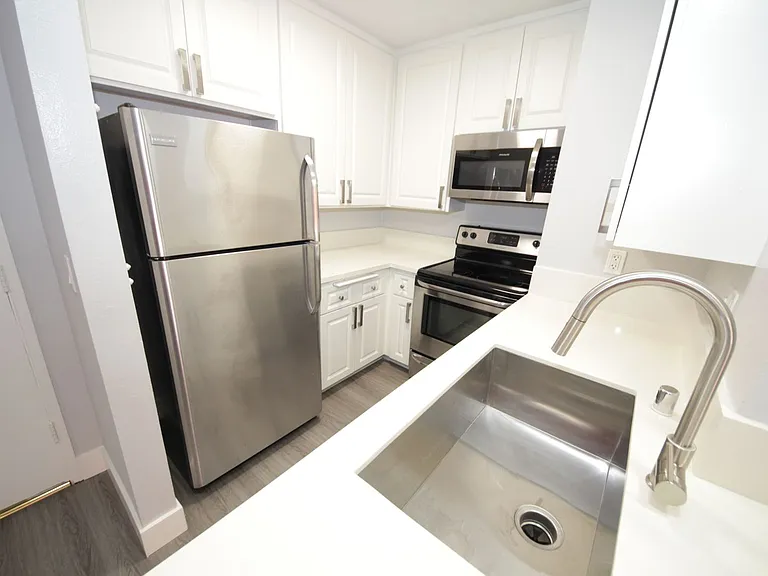 Pier Apartments — Photo 4