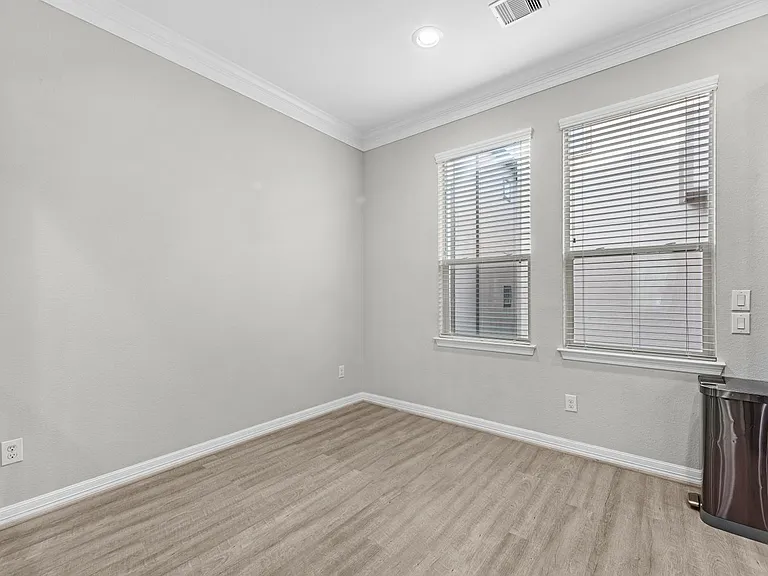 458 N Live Oak St — Photo 16
