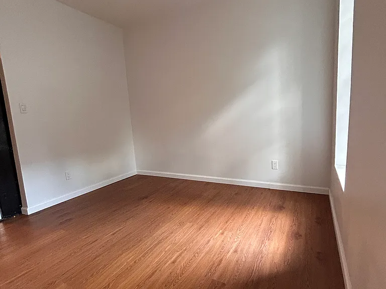536 W 47th St #4 — Photo 3