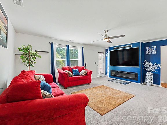 5th image of 204 Hidden Lakes Rd