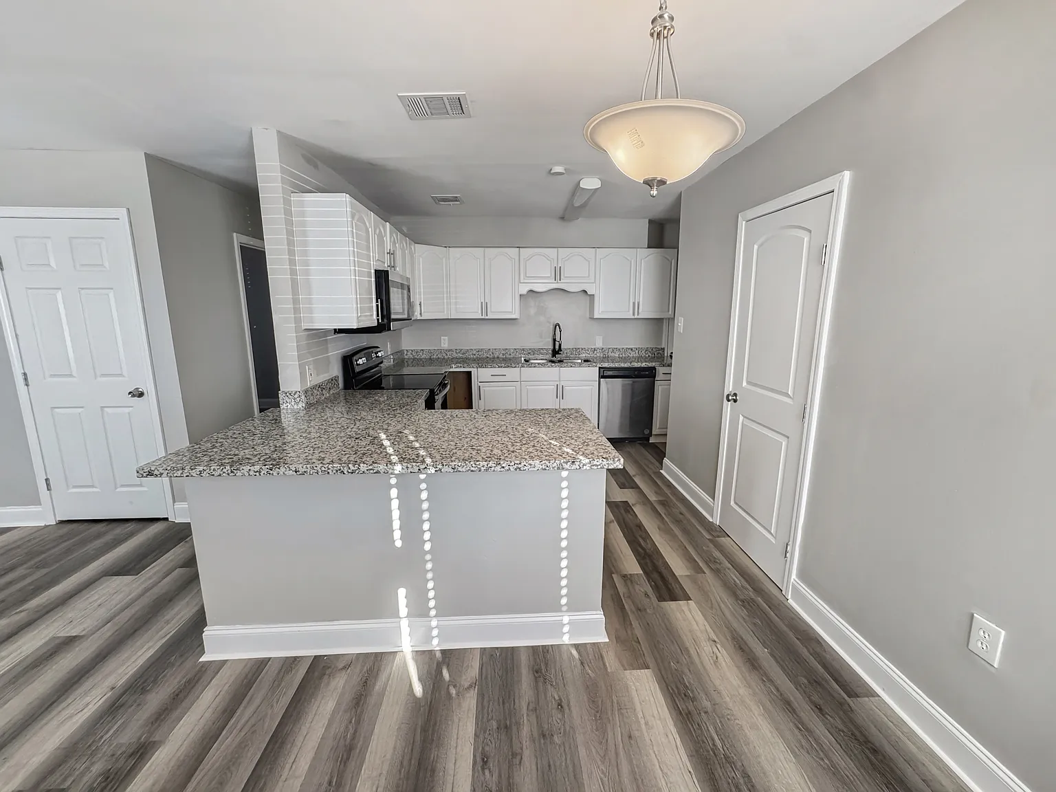 4 bed, 1.5 bath, 2000 sqft, $2,195 — Photo 3