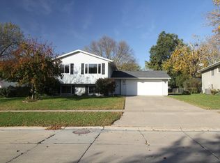1670 Pleasantview Dr, Marion, IA 52302