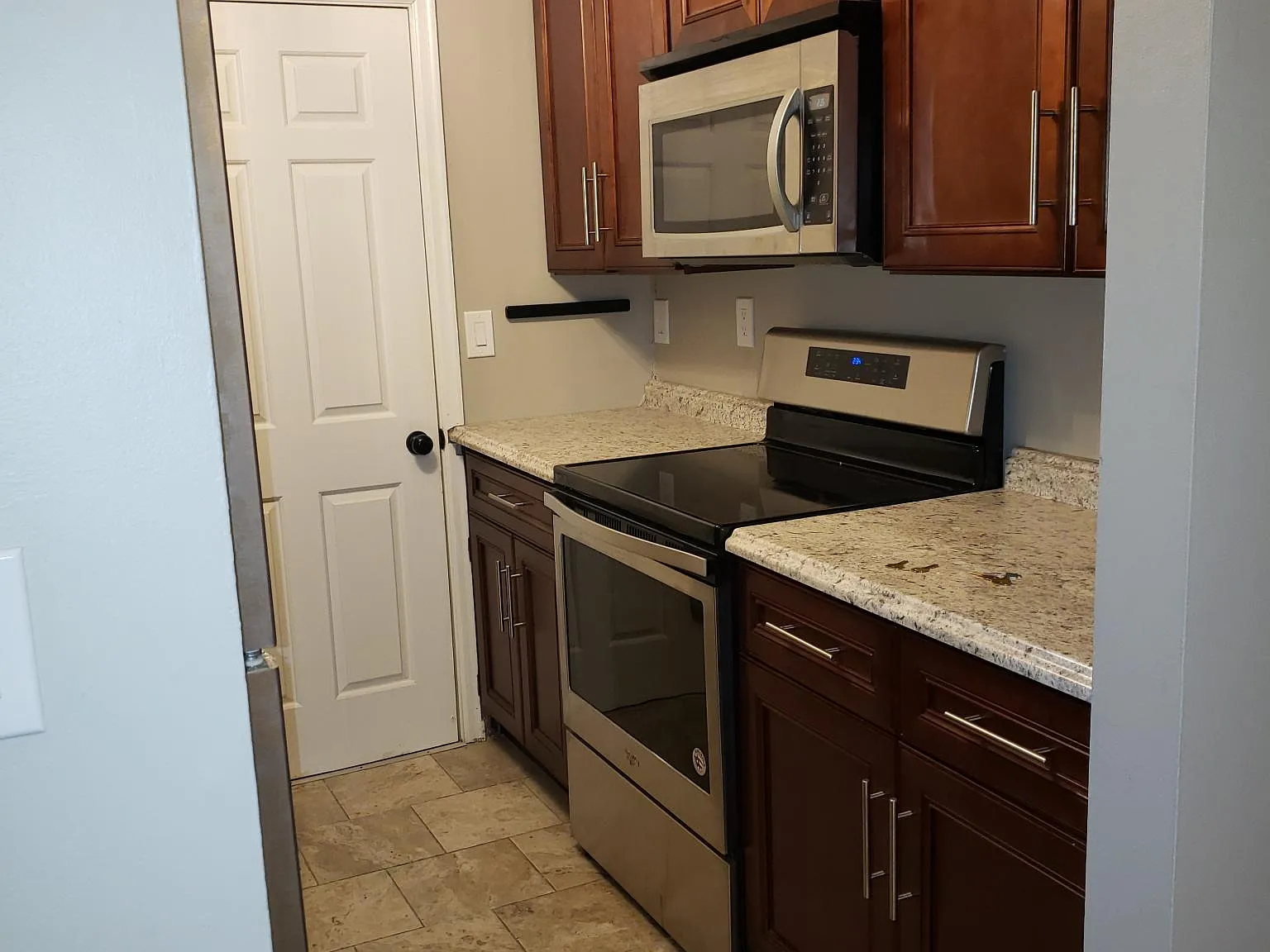 1 bed, 850 sqft, $1,175 — Photo 2