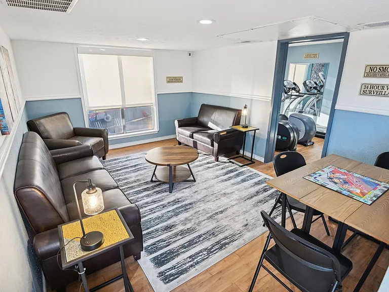 Hollyhills Apartments — Photo 42