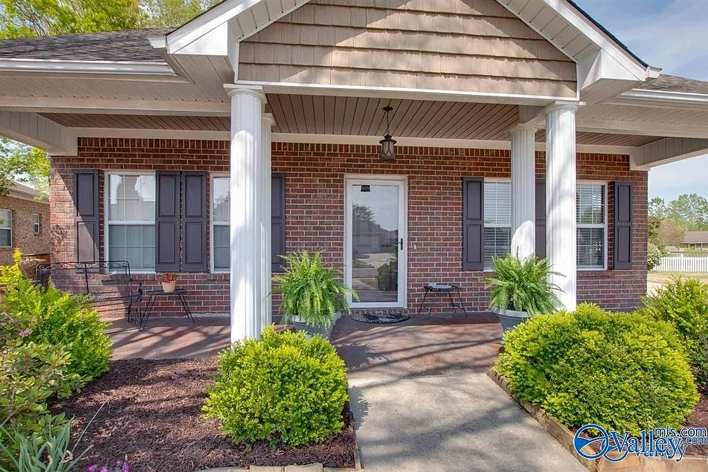 3 bed, 2.0 bath, 1646 sqft, $1,850 — Photo 2