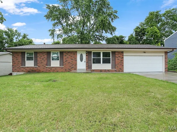 120 Briarcliff Dr, Saint Charles, MO 63301
