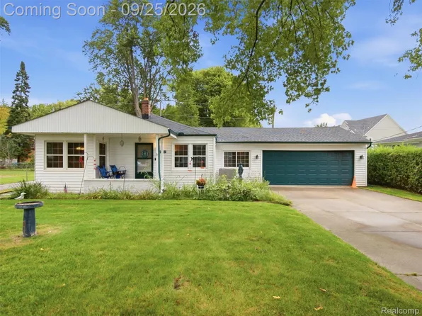 27877 Ponchartrain St, Harrison Township, MI 48045