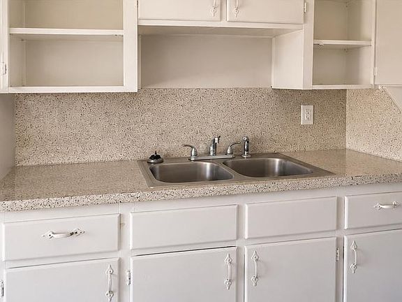 3rd image of 613 Stringer St APT 2