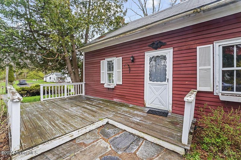 4th image of 302 North Main Street