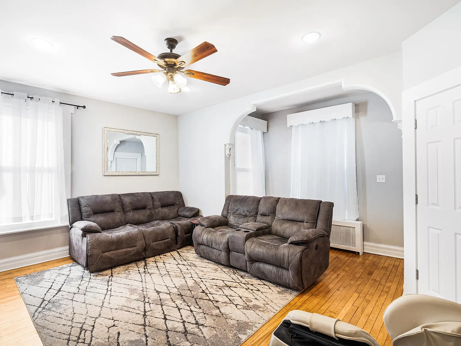 2 bed, 1000 sqft, $3,400 — Photo 2