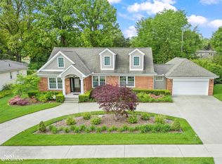 1061 N Renaud Rd, Grosse Pointe Woods, MI 48236