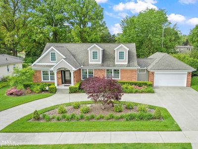 1061 N Renaud Rd, Grosse Pointe Woods, MI, 48236