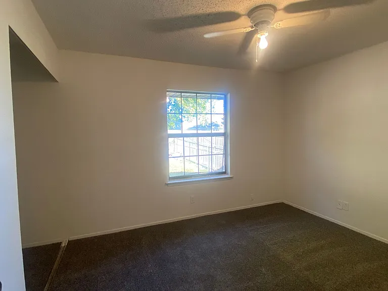 2414 Bunker Hill Dr #B — Photo 11