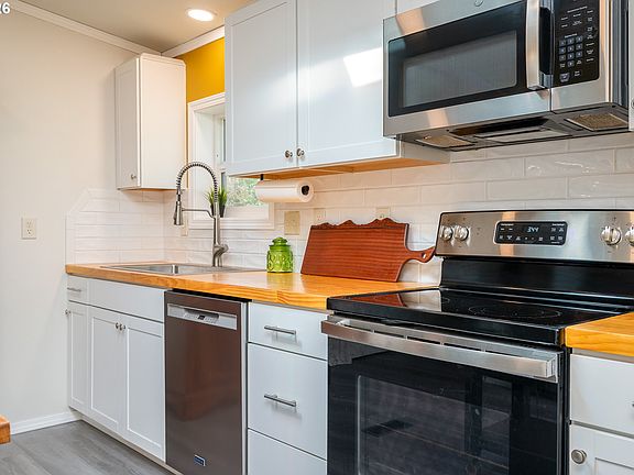 5th image of 422 SW Juniper Rd