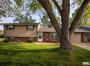 1014 Eisenhower Dr, Pekin, IL 61554