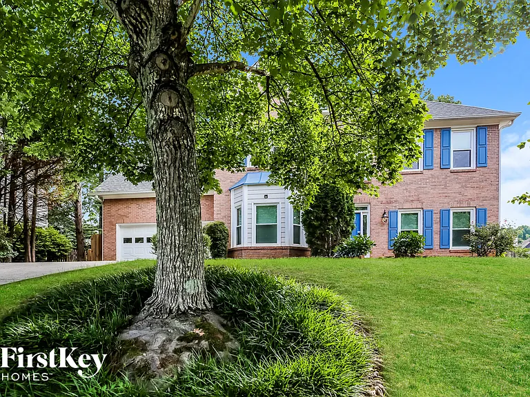 3215 Maple Terrace Dr — Photo 1
