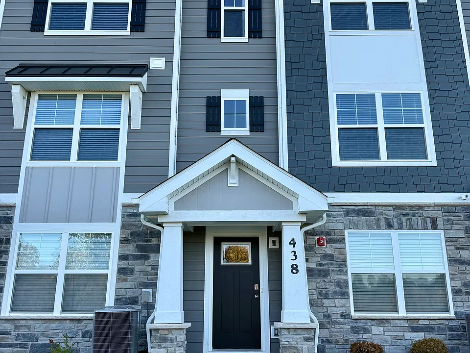 438 Lakeshore Ct