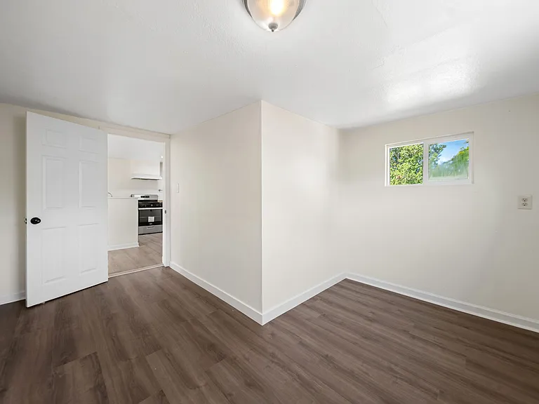 562 Eastwood Dr — Photo 17