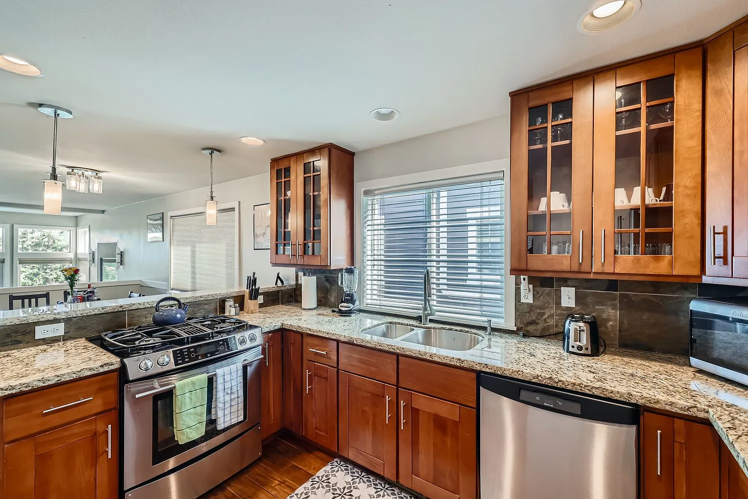 3 bed, 2.5 bath, 1800 sqft, $4,800 — Photo 4