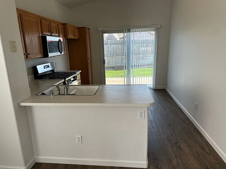 1404 Bradley Ct — Photo 3