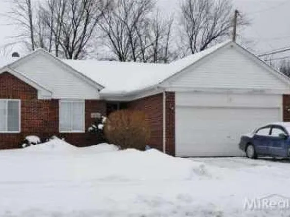 32010 Oakcrest Dr, Chesterfield, MI 48047