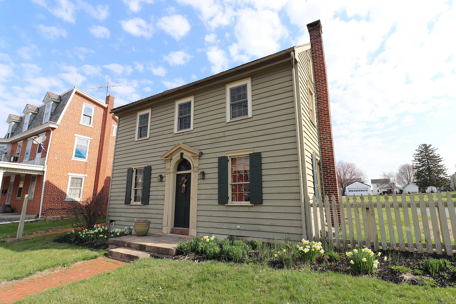 1369 W Main St photo 1