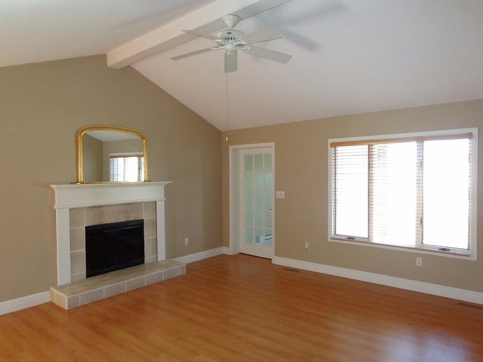 2nd image of 402 Autumn Ln