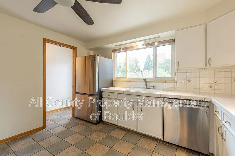 5 bed, 3.0 bath, 2812 sqft, $3,895 — Photo 4