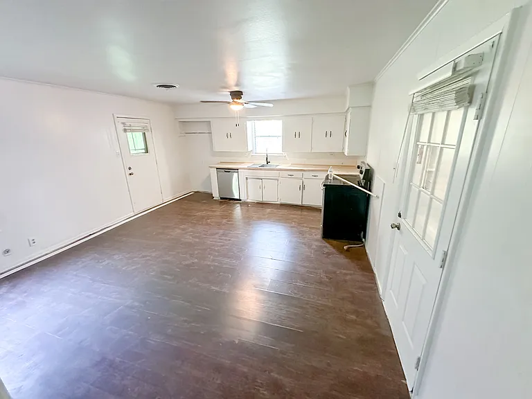 208 Bagin St — Photo 7